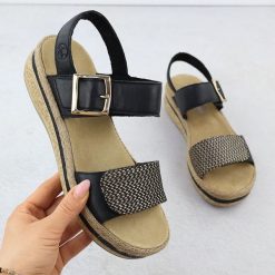 Skórzane sandały damskie na koturnie rzepy czarne Rieker V0951. Czarne sandały Rieker, bez wzorów, ze skóry, bez obcasa, na koturnie, bez zapięcia. Za 349.99 zł.