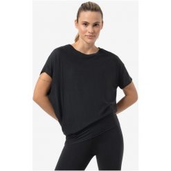 Koszulka z krótkim rękawem damska SUPER.NATURAL Yoga Loose Tee. Czarne koszulki sportowe super.natural, bez wzorów, bez ramiączek. Za 349.99 zł.