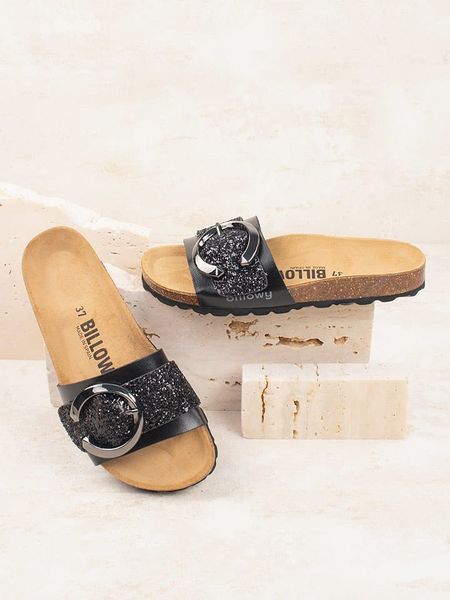 Billowy Klapki w kolorze czarnym rozmiar: 37. Czarne klapki Billowy, bez wzorów, z otwartym noskiem, bez obcasa. Za 105.63 zł.