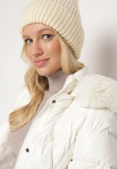 Beżowa Prążkowana Czapka Beanie z Wiskozą i Metaliczną Nicią Temiala. Brązowe czapki Born2be, bez wzorów, z materiału. Za 39.99 zł.