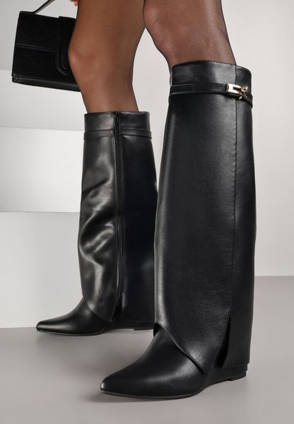 Czarne Kozaki na Koturnie z Wywiniętą Cholewką z Klamerką Arirass. Czarne kozaki Born2be, z jeansu, bez obcasa, na koturnie, bez zapięcia. Za 169.99 zł.