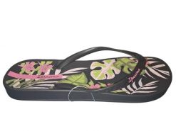 Klapki Ipanema Anatomiczne Czarne w Kwiaty. Czarne klapki Ipanema, bez wzorów, z materiału, bez obcasa. Za 159.99 zł.