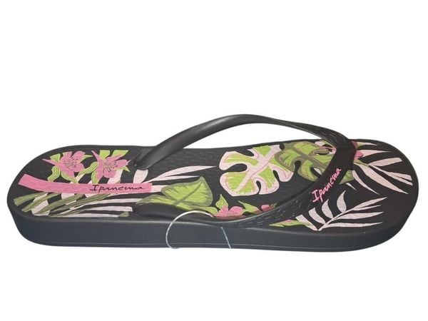 Klapki Ipanema Anatomiczne Czarne w Kwiaty. Czarne klapki Ipanema, bez wzorów, z materiału, bez obcasa. Za 159.99 zł.