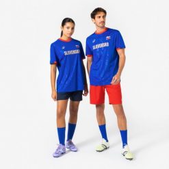 Koszulka piłkarska Słowacja 2026 dla kibiców. Czerwone bluzki KIPSTA, l, bez wzorów, z materiału, sportowe, bez kołnierzyka, bez ramiączek. Za 44.99 zł.