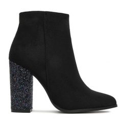 Botki DeeZee. Czarne botki DeeZee, bez wzorów, bez obcasa, na słupku, bez zapięcia. Za 199.99 zł.