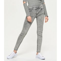Jeansy PUSH UP - Jasny szary. Szare jeansy Cropp, bez wzorów. Za 59.99 zł.