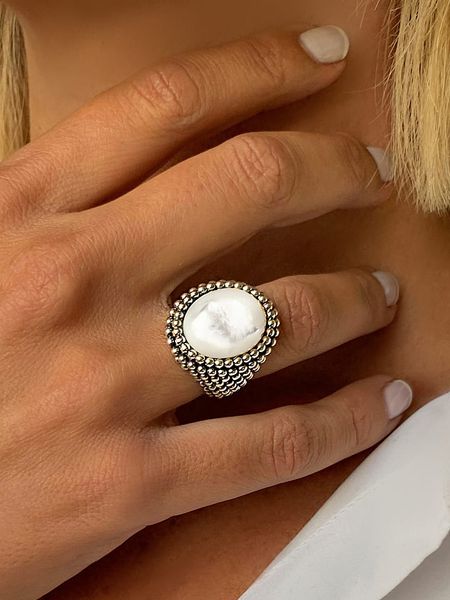 Nomad Srebrny pierścionek z masą perłową rozmiar: 60. Brązowe pierścionki Nomad, z perłą, srebrne. Za 321.39 zł.