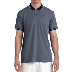 BULLPADEL TENFE Hombre (Polo). Niebieskie koszulki polo bullpadel, m, bez wzorów, bez kołnierzyka, bez ramiączek. Za 287.00 zł.