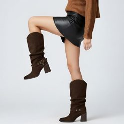 Botki damskie Karino, kowbojki na stabilnym obcasie wsuwane i zamszowe, mocca, 5875-015-L. Brązowe botki Karino, na jesień, bez wzorów, z weluru, bez obcasa, na obcasie, bez zapięcia. Za 620.99 zł.