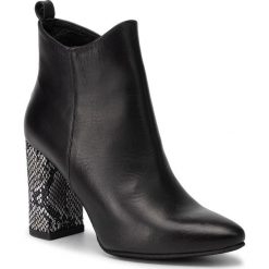 Botki KARINO - 2789/130-P Czarny. Czarne botki Karino, bez wzorów, ze skóry, bez obcasa, na obcasie, bez zapięcia. Za 339.00 zł.