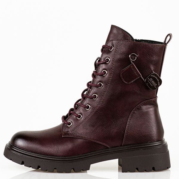 Bordowe trapery damskie M.Daszyński 2508-4. Czerwone botki M.Daszyński, na jesień, z aplikacjami, ze skóry, z okrągłym noskiem, bez obcasa, bez zapięcia. Za 199.00 zł.