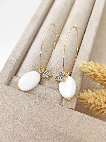 Luja Bijoux Pozłacane kolczyki-kreole z masą perłową i cyrkoniami rozmiar: onesize. Białe kolczyki Luja Bijoux, z cyrkonią, pozłacane. Za 48.16 zł.