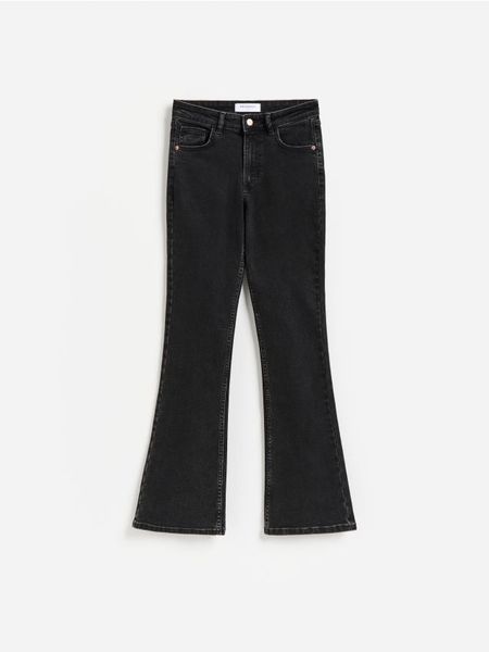 Jeansy flare - czarny. Czarne jeansy Reserved, bez wzorów. Za 129.99 zł.