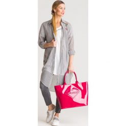 Biało-granatowa koszula maxi w paski. Białe koszule Twinset, z aplikacjami, bez kołnierzyka, bez ramiączek. Za 291.60 zł.