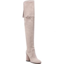 Muszkieterki STUART WEITZMAN - Helena 95 YL96256 Pebble Suede. Brązowe kozaki Stuart Weitzman, z materiału, bez obcasa, na obcasie, bez zapięcia. W wyprzedaży za 1,709.00 zł.