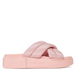 Klapki Tommy Jeans. Czerwone klapki Tommy Jeans, bez wzorów, z jeansu, bez obcasa. Za 159.99 zł.