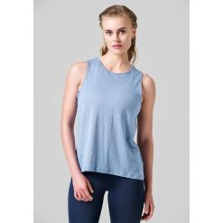 Damska Koszulka Sportowa Casall Soft Tank Top Fitness Joga. Niebieskie koszulki sportowe Casall, bez wzorów, z tkaniny, bez ramiączek, na fitness i siłownię. Za 229.99 zł.