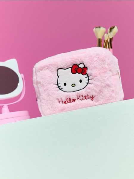 Kosmetyczka z haftem Hello Kitty - różowy. Czerwone kufry i kosmetyczki Sinsay, bez wzorów, bez dodatków. Za 29.99 zł.