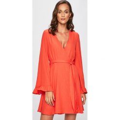 Glamorous - Sukienka. Brązowe sukienki Glamorous, na co dzień, s, bez wzorów, z materiału, casualowe, bez kołnierzyka, bez ramiączek, maxi, proste. W wyprzedaży za 169.90 zł.
