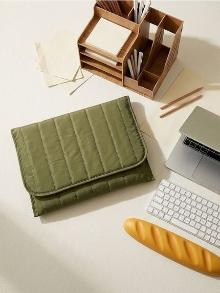 Pikowana torba na laptopa - khaki. Brązowe torby na laptopa Sinsay, bez wzorów, pikowane. Za 29.99 zł.