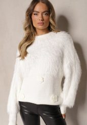 Biały Puchaty Sweter Udekorowany Aplikacjami Kwiatowymi Arrmeva. Białe swetry Renee, z aplikacjami, z jeansu, bez ramiączek. Za 79.99 zł.