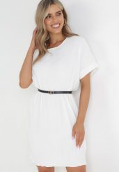 Biała Plisowana Sukienka Pudełkowa z Paskiem Savima. Białe sukienki Born2be, bez wzorów, bez kołnierzyka, bez ramiączek, mini, oversize. Za 29.99 zł.