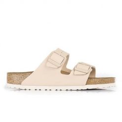 Klapki damskie Birkenstock Arizona. Brązowe klapki Birkenstock, bez wzorów, z materiału, bez obcasa. Za 377.75 zł.