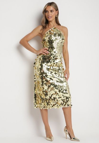 Złota Asymetryczna Sukienka Bogato Zdobiona Cekinami z Wiązaniem na Plecach Lericie. Żółte sukienki Born2be, na wesele, z aplikacjami, z asymetrycznym kołnierzem, bez ramiączek, asymetryczne. Za 109.99 zł.