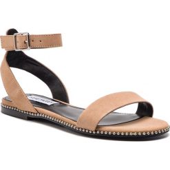 Sandały STEVE MADDEN - Salute SM11000406-03002-947 Blush Suede. Brązowe sandały Steve Madden, z aplikacjami, ze skóry ekologicznej, bez obcasa, na obcasie, bez zapięcia. W wyprzedaży za 269.00 zł.