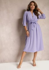 Jasnofioletowa Sukienka Canopis. Fioletowe sukienki Renee, m, bez wzorów, z materiału, eleganckie, bez kołnierzyka, bez ramiączek, midi, kopertowe. Za 69.99 zł.