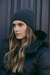 WEŁNIANA CZAPKA DELIA CIEMNO SZARA One size - Flawless. Szare czapki Flawless, bez wzorów, z kaszmiru. Za 239.00 zł.