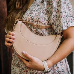 Listonoszka damska crossbody półksiężyc SHE S10 beżowa. Brązowe torebki klasyczne SHE, bez wzorów, ze skóry ekologicznej, bez dodatków. Za 159.99 zł.