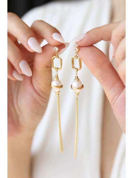 Pierres delicates Kolczyki w kolorze białym z perłami rozmiar: onesize. Białe kolczyki Pierres delicates, z cyrkonią, z mosiądzu. Za 113.63 zł.