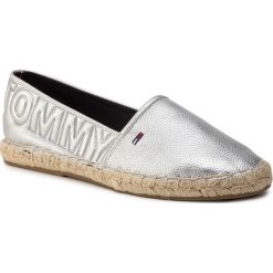 Espadryle TOMMY JEANS - Shiny Metallic Espadrille EN0EN00453 Silver 000. Szare espadryle Tommy Jeans, bez wzorów, z jeansu, bez obcasa, na płaskiej podeszwie, bez zapięcia. W wyprzedaży za 209.00 zł.