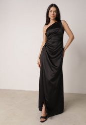 Czarna Satynowa Sukienka Wieczorowa na Jedno Ramię z Marszczeniem w Talii Cezalie. Czarne sukienki Born2be, na imprezę, m, bez wzorów, z satyny, eleganckie, bez kołnierzyka, bez ramiączek, maxi, kopertowe. Za 179.99 zł.