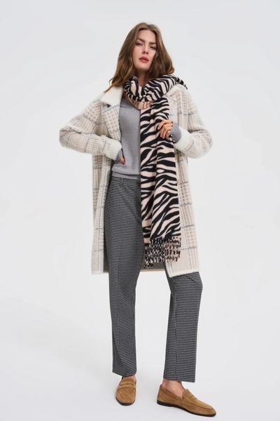 Szal w zwierzęcy wzór beżowy. Brązowe szaliki MOODO, bez wzorów, z poliesteru. Za 69.99 zł.