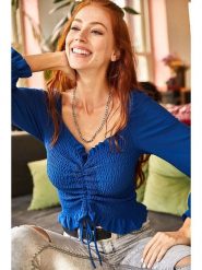 Trendyol Bluzka w kolorze niebieskim rozmiar: S. Niebieskie bluzki Trendyol, s, bez wzorów, bez kołnierzyka, bez ramiączek. Za 52.99 zł.