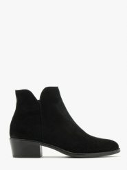 Czarne botki. Czarne botki Ryłko, bez wzorów, ze skóry, z okrągłym noskiem, bez obcasa, na obcasie, bez zapięcia. Za 399.99 zł.