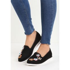 Czarne Lordsy Moonbow. Czarne lordsy Born2be, bez wzorów, ze skóry, bez obcasa, na płaskiej podeszwie, bez zapięcia. Za 29.99 zł.