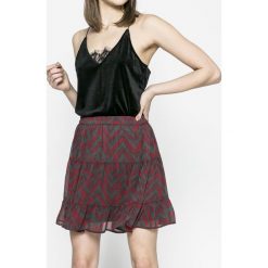 Vero Moda - Spódnica. Czerwone spódnice Vero Moda, s, bez wzorów, z poliesteru, mini, rozkloszowane. W wyprzedaży za 49.90 zł.