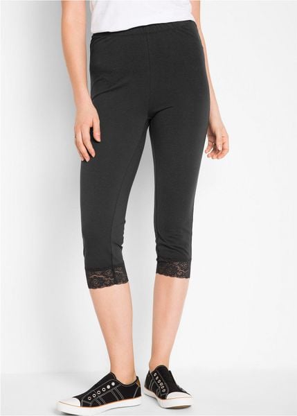 Legginsy rybaczki z ozdobną koronką. Czarne legginsy bonprix, bez wzorów, z koronki. Za 39.99 zł.