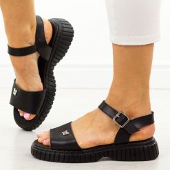 Czarne skórzane sandały damskie Filippo Ds6811/25. Czarne sandały Filippo, z aplikacjami, z jeansu, eleganckie, bez obcasa, bez zapięcia. Za 199.00 zł.