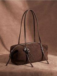 Torba na ramię z imitacji zamszu i ozdobnym brelokiem - brązowy. Brązowe torby na ramię Sinsay, bez wzorów, na ramię, bez dodatków. Za 49.99 zł.
