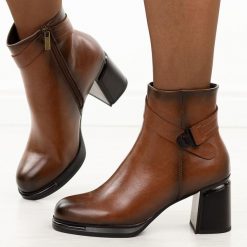 Brązowe skórzane botki damskie na słupku T.Sokolski Z25-217. Brązowe botki Sokolski, na jesień, bez wzorów, z jeansu, z okrągłym noskiem, bez obcasa, na platformie, bez zapięcia. Za 299.00 zł.