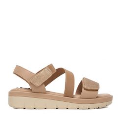 Sandały Go Soft. Czerwone sandały GO SOFT, bez wzorów, bez obcasa, na płaskiej podeszwie, bez zapięcia. Za 139.99 zł.