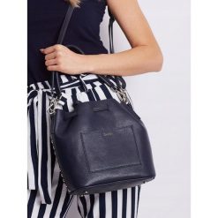 Torebka damska worek skórzana Rovicky granatowa - granatowy. Niebieskie torby na ramię ROVICKY, bez wzorów, z jeansu, na ramię, bez dodatków. Za 199.99 zł.