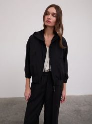 BGN Bluza w kolorze czarnym rozmiar: 40. Czarne bluzy sportowe BGN, bez wzorów, bez kaptura. Za 101.95 zł.