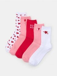 Prążkowane skarpetki z nadrukiem z motywem walentynkowym 5 pack - wielobarwny. Skarpety Sinsay, bez wzorów, prążkowane. Za 19.99 zł.
