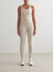 Damskie legginsy z wysokim stanem, squat proof modelujące Sculpting Fit beżowe. Brązowe legginsy AIM'N, m, bez wzorów, z lycry, z podwyższonym stanem. Za 423.00 zł.