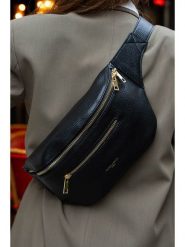 Victor & Hugo Paris Skórzana saszetka "Isla" w kolorze czarnym - 40 x 15 x 3 cm rozmiar: onesize. Czarne torby na ramię Victor & Hugo Paris, bez wzorów, z materiału, sportowe, przez ramię, bez dodatków. Za 217.99 zł.